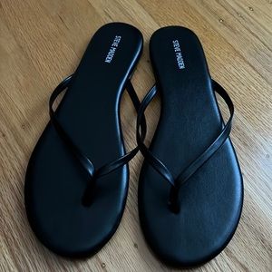 Steve Madden black flip flop - size 9